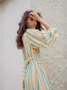 Robe longue dos nu à rayures jaunes et bleues avec taille haute et manches lanternes