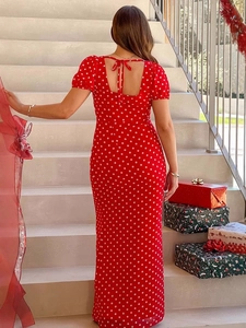 Abito lungo rosso a pois con fiocco intrecciato sul retro e maniche a sbuffo con scollo a V