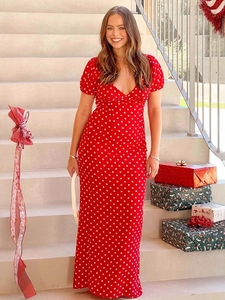 Abito lungo rosso a pois bianchi con scollo a V e maniche a sbuffo per feste