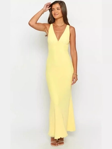 Elegante abito lungo giallo pallido senza maniche con profondo scollo a V e vestibilità slim