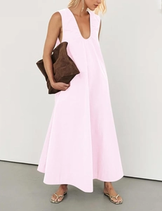 Dettaglio di un abito lungo senza maniche rosa chiaro con scollo a V e silhouette a trapezio