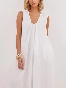 Abito lungo bianco senza maniche con scollo a V e dettagli pieghettati per stile chic