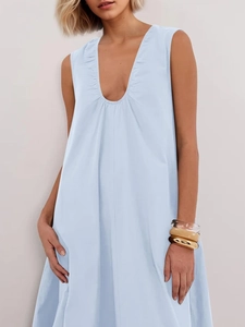 Abito smanicato azzurro con scollo a V, linea ad A e pieghe eleganti, stile casual raffinato