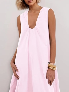 Elegante abito smanicato rosa chiaro con scollo a V, dettagli a pieghe e silhouette ad A