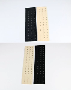 Vue détaillée des extensions de soutien-gorge multi-rangées en coloris noir et beige