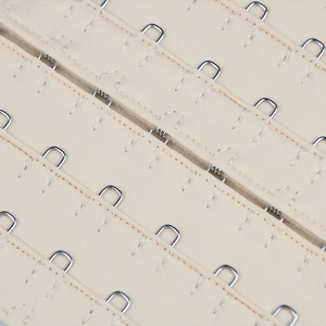Estensore per guaina modellante beige con file multiple di ganci metallici ad alta resistenza