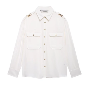 Camicia bianca a maniche lunghe con bottoni dorati, spalline e tasche sul petto stile moderno