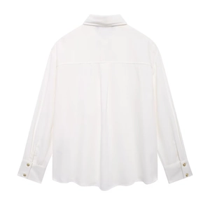 Vista posteriore camicia in crepe avorio a maniche lunghe con pieghe e bottoni dorati