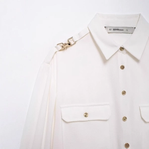 Camicia bianca a maniche lunghe con spalline e bottoni dorati