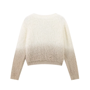 Détail d'un cardigan en maille pelucheuse ombrée avec poignets côtelés et dégradé crème