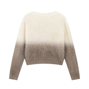 Texture détaillée du pull en maille dégradée avec fausse fourrure de vison beige et gris