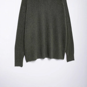 Pull en maille gris foncé avec manches raglan et ourlet côtelé au fini sobre