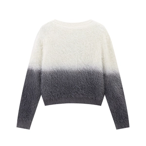 Gros plan sur la texture mohair douce et le dégradé noir et blanc du cardigan en maille