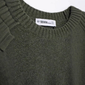 Pull en tricot vert olive foncé pour femme avec un col rond à bords côtelés
