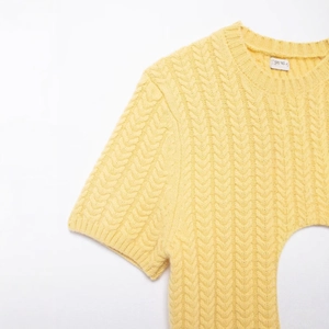 T-shirt da donna in maglia a trecce giallo acceso con girocollo e maniche corte