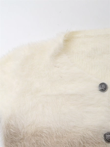 Détail du cardigan en maille dégradé avec boutons en métal vintage et texture pelucheuse