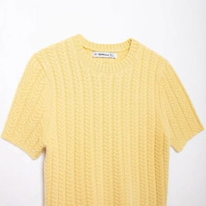 Maglia a trecce a maniche corte giallo pallido con classico girocollo elegante