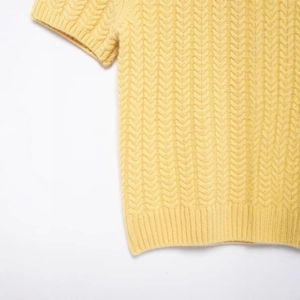 Top a maniche corte giallo da donna con maglia a trecce e dettagli a costine