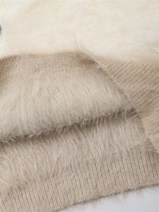 Gros plan sur la maille douce en fausse fourrure avec ourlet côtelé beige et kaki