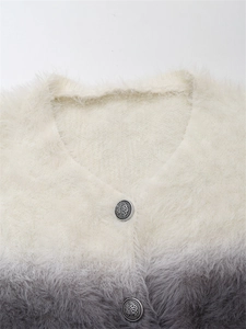 Détail du cardigan en maille dégradée avec boutons métalliques vintage à relief floral