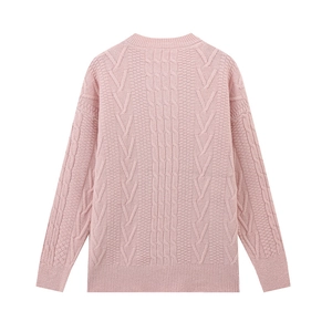 Vista dettagliata del retro di un maglione rosa a trecce con trame di maglia intricate