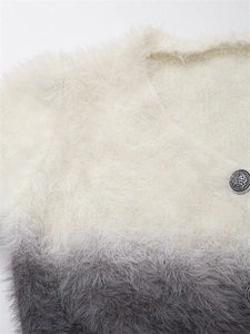 Gilet en mohair dégradé à col en V avec des boutons métalliques vintage en relief