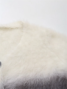 Détail d'un cardigan style mohair montrant la texture douce et le dégradé de gris