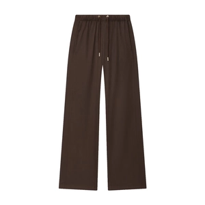 Detail der Nadelstreifenhose mit elastischem Bund, Kordelzug und Metallösen im Fokus