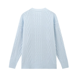 Dettaglio ravvicinato della trama a trecce sul retro di questo maglione girocollo azzurro