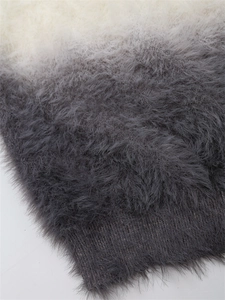 Détail du tissu du gilet en mohair dégradé montrant la texture crème et grise