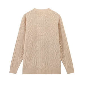 Dettaglio del retro del maglione beige in maglia a trecce con motivi misti intricati