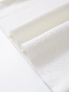 Dettaglio della trama del tessuto a maglia bianco con trama granulare morbida e di qualità
