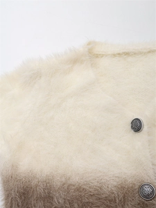 Détail du cardigan en maille dégradée douce avec des boutons en métal gaufré vintage