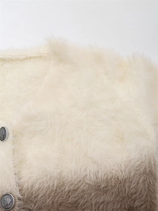 Détails de boutons en métal gaufré sur un cardigan en maille pelucheuse dégradée