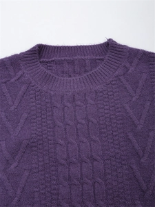 Dettaglio del collo di un maglione viola a trecce con trama spessa e colletto a coste