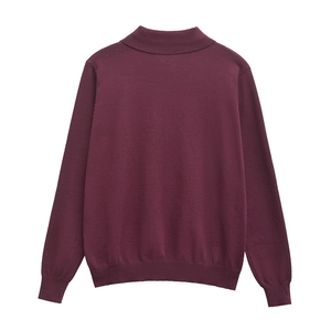 Pull en tricot bordeaux à manches longues avec col montant et bordures côtelées pour femme
