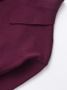 Vue détaillée de la texture du tricot et de la couture du col d'un gilet bordeaux