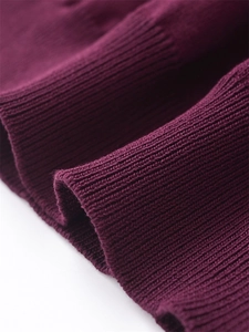 Gros plan détaillé du tissu en maille violet foncé avec bord-côte fin et texture douce