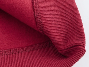 Dettaglio macro della fodera in pile rosso intenso e cuciture di alta qualità sull'orlo