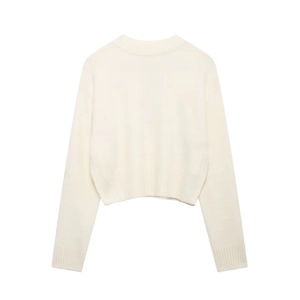 Pull en tricot blanc à col rond et manches longues avec poignets côtelés en vue à plat