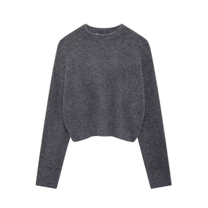 Pull en maille gris foncé minimaliste à col rond avec ourlet court côtelé doux