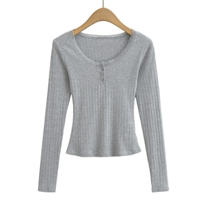T-shirt gris ajusté à manches longues avec bordure en dentelle délicate et trois boutons