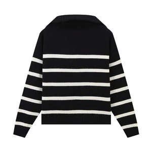 Détail de la maille du pull à rayures noires et blanches avec poignets et col côtelés