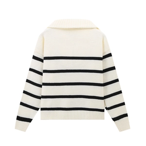 Vue arrière d'un pull en maille rayé avec col polo et poignets côtelés de couleur crème