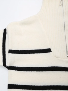 Détails du pull rayé en maille avec col montant à fermeture éclair et texture côtelée