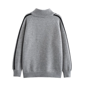 Pull en maille grise avec bandes latérales contrastées et col à demi-zip dos