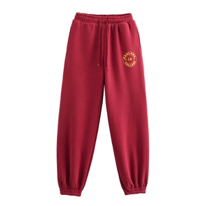 Dettaglio dei pantaloni sportivi bordeaux con elastico in vita e stampa Oakland