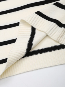 Gros plan du pull à rayures avec ourlet côtelé et texture de tricot de haute qualité