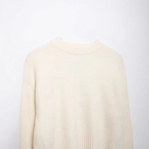 Pull en maille blanc crème à col rond et manches longues avec poignets côtelés doux