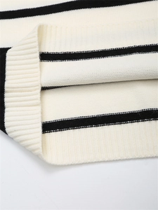Vue détaillée de l'ourlet côtelé et de la texture en maille rayée de ce pull décontracté